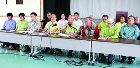 会見する関係者ら。島袋大県議(写真中央左)が委員長になり選考委「さらに輝くとみぐすくを創る市民の会」が立ち上げられた=25日、市社会福祉協議会
