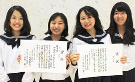 「第61回NHK杯全国高校放送コンテスト」に出場した八重山高校の生徒。古堅真帆さん(左から2人目)は優良賞、平良実里さん(右から2人目)は入選を果たした=25日夜、新石垣空港