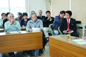 意見陳述する入口代表、砂川館長(左から)。右は意見を聞く中山市長=16日午後、市役所
