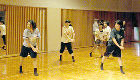 ダンスには、心肺蘇生法の動作を取り入れ、アピールする計画。メンバーで練習に励んでいる=14日夕、市総合体育館武道場