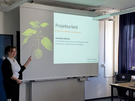 Schülerin stellt Projektarbeit vor