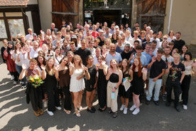 Gruppenbild mit allen Absolventinnen und Absolventen