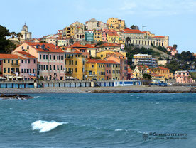 Blick auf die Häuserkulisse von Porto Maurizio in Ligurien, Imperia