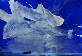 papierbild, blauer untergrund und malerei mit weißer farbe. oben pinselspuren, unten eine berg-silhouette.