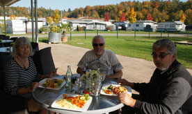 Mit Corina und Wolfgang im Campingrestaurant