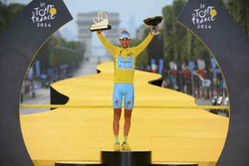 Il celebre Trionfo al Tour del 2014 celebrato dvanti all' Arco di Trionfo a Parigi