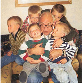 Der "Coolste Opa Kärntens". Heribert Riedler im Kreise seiner 5 Enkel