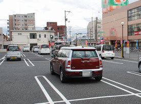 駐車場　逆行する車