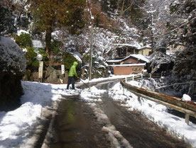 雪を掻きだすため車道に出てくる歩行者