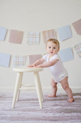 haptonomie postnatale, bébé se lève avec un tabouret en bois