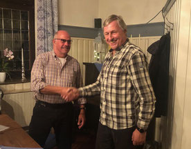 Der 1. Vorsitzende Wilfried Rittmann gratuliert Paul Tenhonsel zur Wiederwahl.