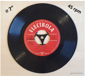 45iger: 7"-Single mit Stern-Adapter / "Die Nielsen Brothers - Tom Dooley" (GER 1959). Von den 50er bis in die 70er Jahre hinein war die Single ein bedeutender Tonträger für die populäre Musik (POP)..