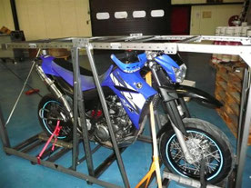 Transport de moto en caisse dans un conteneur pour la Réunion, avec Long-Cours.