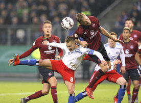 Lewis Holtby gegen Hanno Behrens (Nürnberg) – Foto: CB