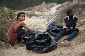 Rafael et Gardo, deux ados des bidonvilles, sur la piste d'une étrange affaire (©Universal Pictures International)