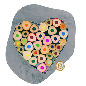 dreieckige Buntstifte stecken in einer Herzform, Blick von oben zeigt die farbige Punkte der Minen in Herzform als Symbol für Inklusion