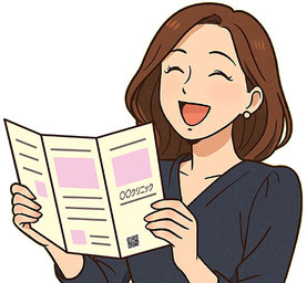 三つ折りパンフレット 三つ折りリーフレットをデザインして開いて持っている 笑顔の女性