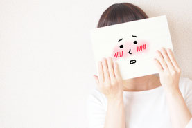 恥ずかしがる女性