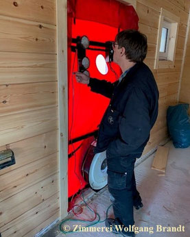 Blower Door Test - Holzhaus in Blockbauweise - Blockhausbau - Blockhausbauer in Deutschland