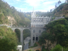 Santuario-de-la-Lajas-Colombia-kathedraal-Maria-maagd-brug-spiegel