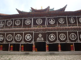 Langmusi-China-Tibet-monniken-gele-mutsen-klooster