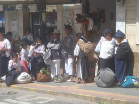 Otavalo-markt-inheems-traditioneel-kleding-cowboy-hoed-Ecuador