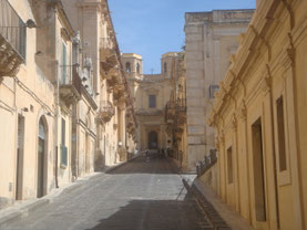 Noto-straat-barok-zandkleur-Sicilië-Italië