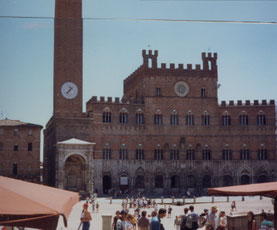 Siena-Piazza-del-Campo-rode-bakstenen-plein-Italië