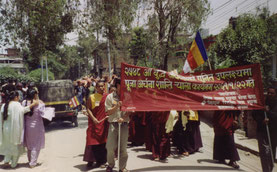 Kathmandu-Nepal-optocht-monniken-straatleven