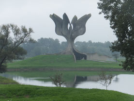 Jasenovac-monument-vijver-Lotus-concentratiekamp-Kroatië