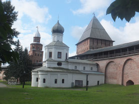Novgorod-kremlin-stadsmuur-wachttoren-Rusland-kerk