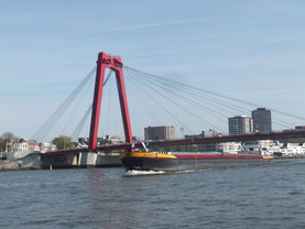 Willemsbrug-Rotterdam-rood-Maas-rivier-Nederland