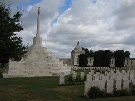 Zonnebeke-begraafplaats-grafstenen-monument-België