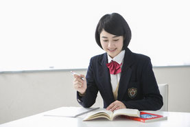 机に向かって勉強する女子中学生