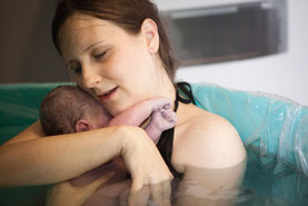 L'accouchement à domicile ou AAD nécessite une préparation à la naissance, tout comme l'accouchement non assisté ou ANA. Enfanter en pleine puissance, libre dans sa piscine, s'accompagne d'une Doula à Ancenis en Loire-Atlantique 44 ou Maine et Loire 49. 