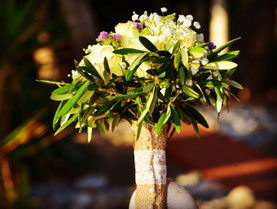 Hochzeitsstrauss mit Olivenzweigen und weissen Rosen
