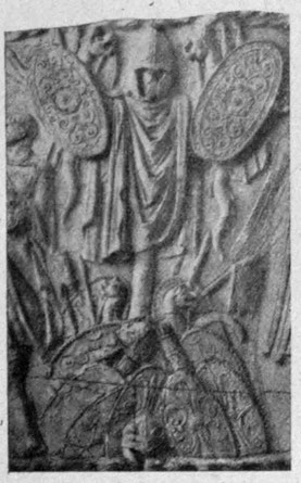 Siegeszeichen von germ. Waffen (Trajanssäule).