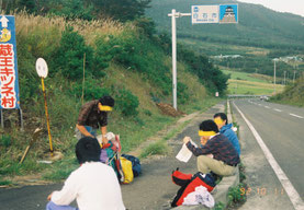 硯石バス停にて(1992年撮影)