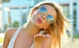 Frau mit Sonnenbrille