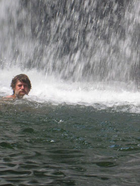 dann lockt ein eiskaltes Bad am Wasserfall