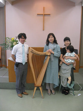 終了後、浅野牧師先生ご家族と一緒に。