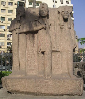 La triade de Memphis est composée de Ptah, le dieu des artisans et des architectes, de son épouse Sekhmeth et de leur fils Néfertoum.