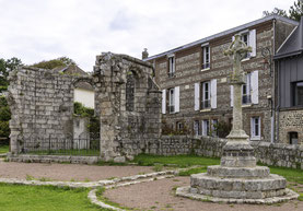 Bild: Ruinen von Saint-Nicolas in Veules-les-Roses, Normandie
