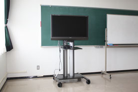 江別市勤労者研修センターでは、研修室4に40インチのテレビモニターを配置しました。