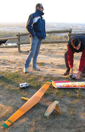 prototype du planeur coquillaj Aeromod orange et vert posé dans l'herbe