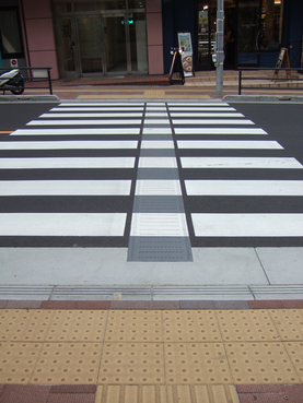 横断歩道の真ん中に、足でわかるように凹凸があります。