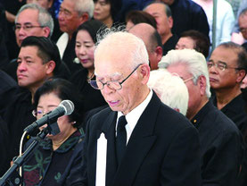 対馬丸慰霊祭で追悼のことばを述べる対馬丸記念会の高良政勝理事長=22日、那覇市の慰霊碑「小桜の塔」