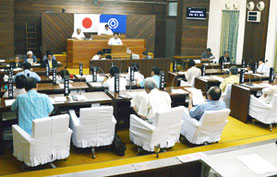 石垣市臨時議会で石垣市廃棄物の処理及び清掃に関する条例が改正された=25日、議場