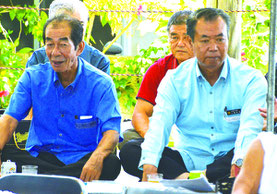 隣同士に座る川満氏(右)と西大舛氏=16日、波照間