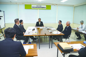 市教委臨時会が開かれ5人未満休園の2年先送りを決定した=1日、市教委